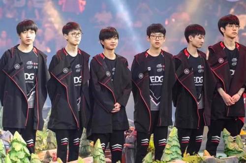 更像是对版 更像是对版